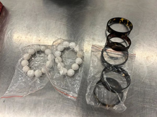 申银证券 海关查获一名旅客携带玳瑁手镯5个、砗磲手串2条