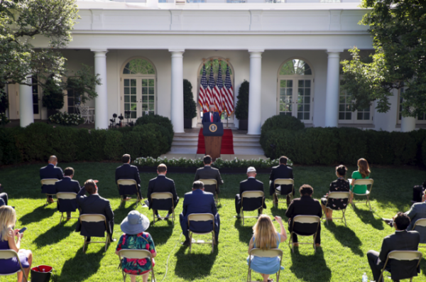 信弘优配 特朗普白宫宴请科技领袖 看点却是新修的园子和缺席的首富